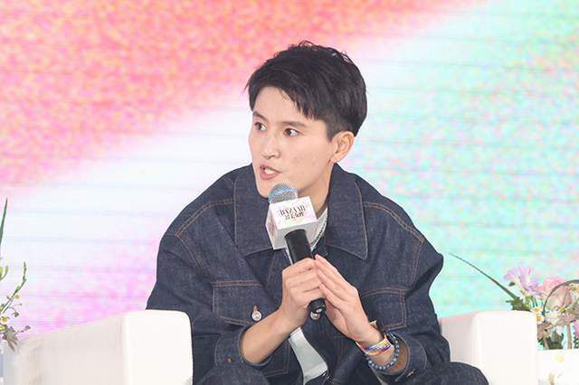 超酷跑车秒变;行走的武器库实力支援，探员H与探员M不停升级高能武器，仍旧不敌宇宙最强入侵者，伦敦街头变成刺激战场，情况万分危急，一场酣畅淋漓的枪战大戏即刻上演